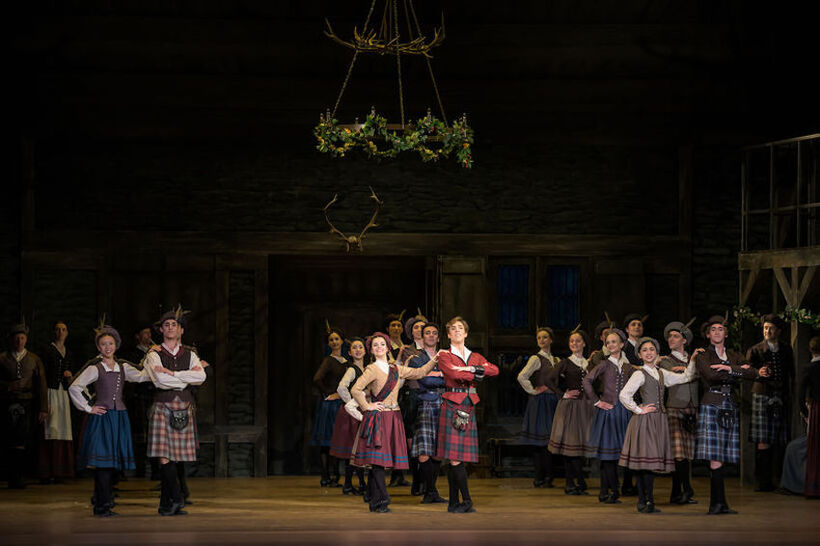 La Sylphide (Olga Bogoliubskaja, Erivan Garioli a sbor Baletu ND). Photo: Sergei Gherciu.